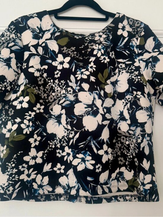 Warehouse Tops - Cute floral boxy structural back buttoned T-shirt from Warehouse